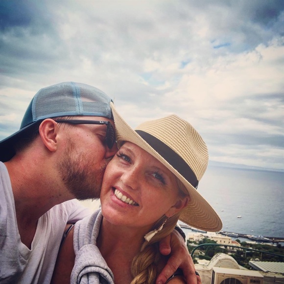 Meet your Posher, April - Picture 2 of 4